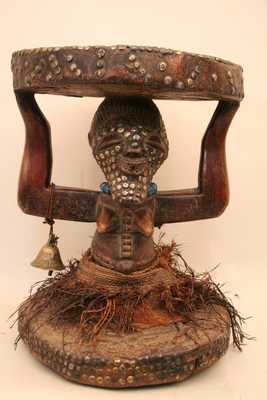 Songye (tabouret), d`afrique : république dém. du Congo., statuette Songye (tabouret), masque ancien africain Songye (tabouret), art du république dém. du Congo. - Art Africain, collection privées Belgique. Statue africaine de la tribu des Songye (tabouret), provenant du république dém. du Congo., 994/41..Tabouret cariatide Janus  à deux têtes,un coté masculin avec les matières magiques et un coté féminin avec des scarifications h.36cm. bois,clous,clochette en cuivre, perles, fibres, fer.Exceptionelle qualité d